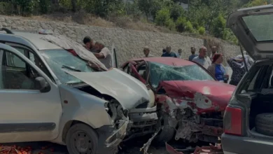 Adana Feke kara yolunda üç araçlı trafik kazası 2 yaralı