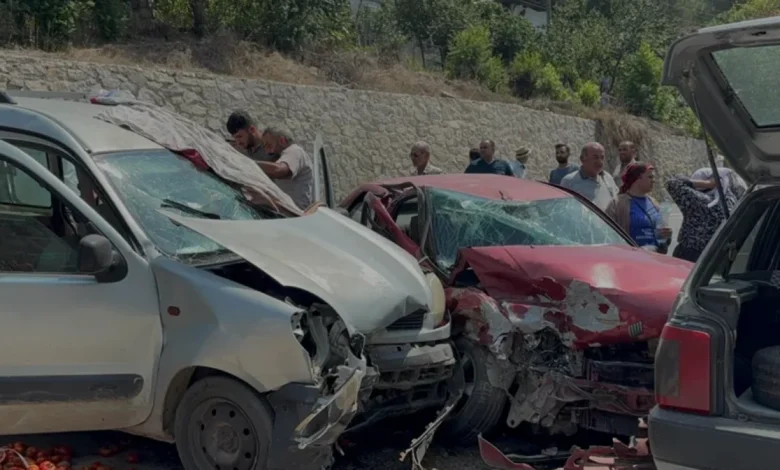 Adana Feke kara yolunda üç araçlı trafik kazası 2 yaralı
