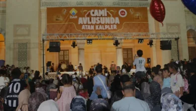 Adana Sabancı Merkez Camisi'nde Cami Avlusunda Atan Kalpler Etkinliği