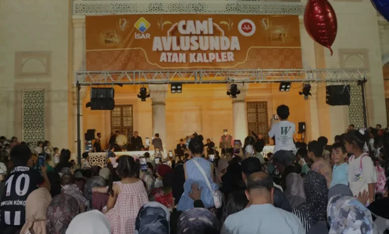 Adana Sabancı Merkez Camisi'nde Cami Avlusunda Atan Kalpler Etkinliği