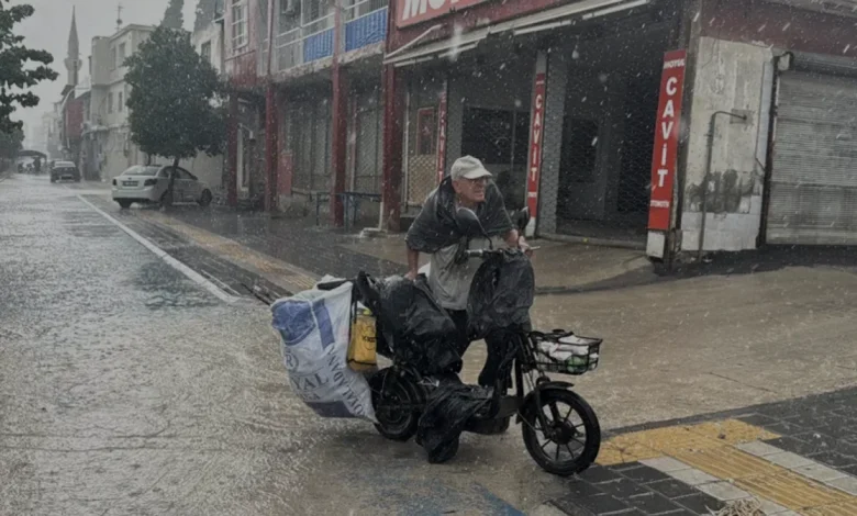Adana'da Şiddetli Sağanak ve Fırtına Hayatı Felç Etti