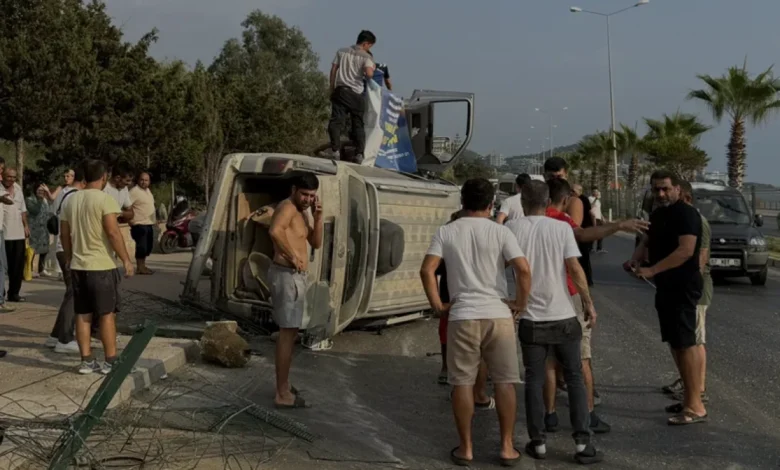 Alanya'da Hafif Ticari Araç Devrildi İki Kişi Yaralandı