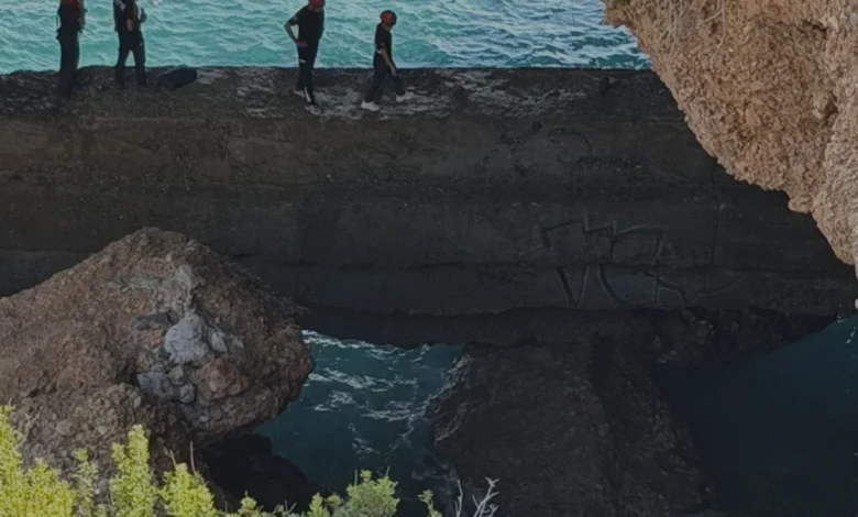 Alanya'da Kayalıkta Mahsur Kalan Vatandaşı Ekipler Kurtardı
