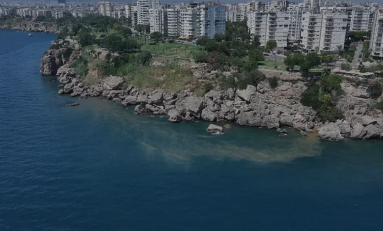 Antalya Falez Parkı kıyısında atık su sızıntısı paniği