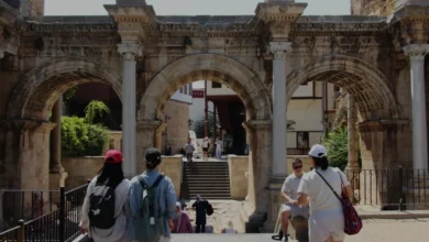 Antalya Hadrian Kapısı 1900 Yıllık Tarihiyle Geceyi Aydınlatıyor