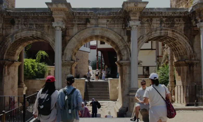 Antalya Hadrian Kapısı 1900 Yıllık Tarihiyle Geceyi Aydınlatıyor