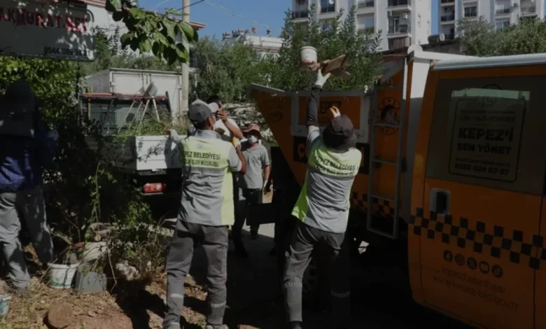 Antalya Kepezde Bir Konuttan 5 Kamyon Çöp Tahliye Edildi