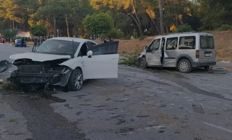 Antalya Manavgat'ta İki Aracın Çarpıştığı Kazada 5 Kişi Yaralandı