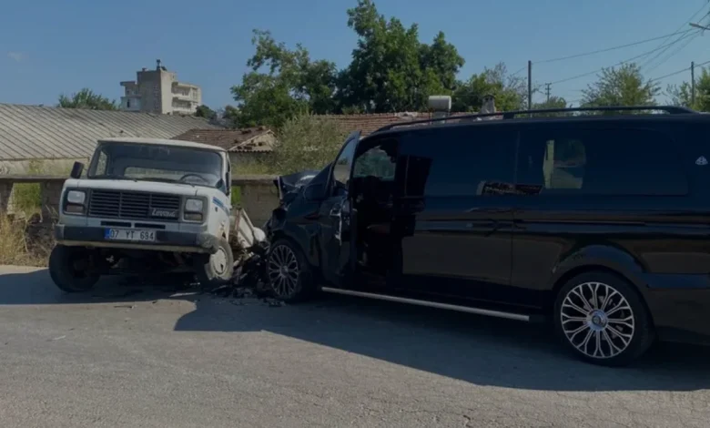 Antalya Serik'te VIP Minibüs ve Kamyonet Çarpıştı