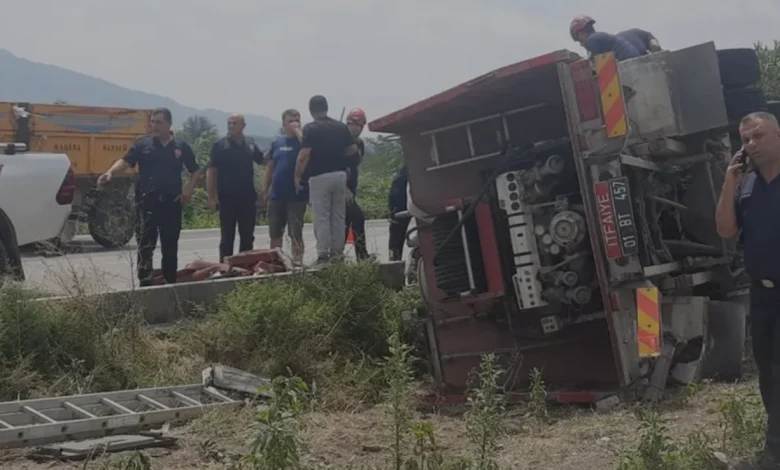 Ceyhan ilçesinde itfaiye aracı devrildi üç personel yaralandı