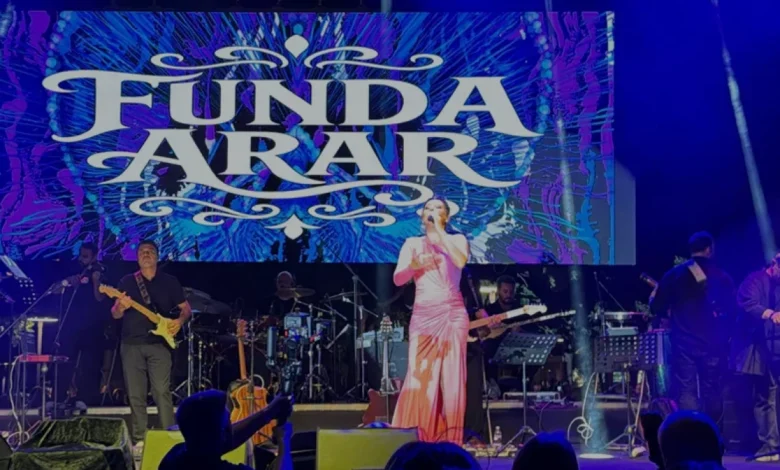 Funda Arar 30 Ağustos Zafer Bayramı için Isparta'da sahne aldı