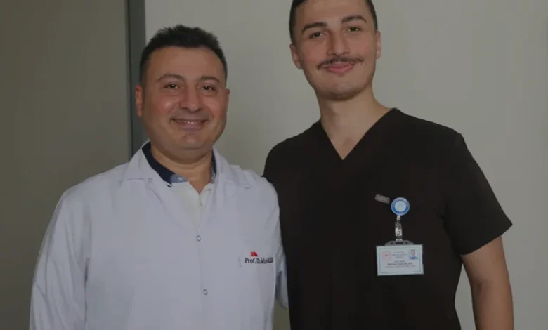 Genç Doktor Babasının Görev Yaptığı Hastanede Meslektaşı Oldu