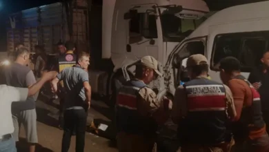 Hatay Erzin'de Servis Minibüsü ve Tır Çarpıştı 1 Ölü 14 Yaralı