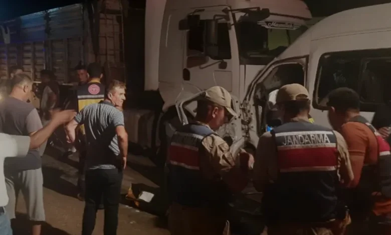 Hatay Erzin'de Servis Minibüsü ve Tır Çarpıştı 1 Ölü 14 Yaralı
