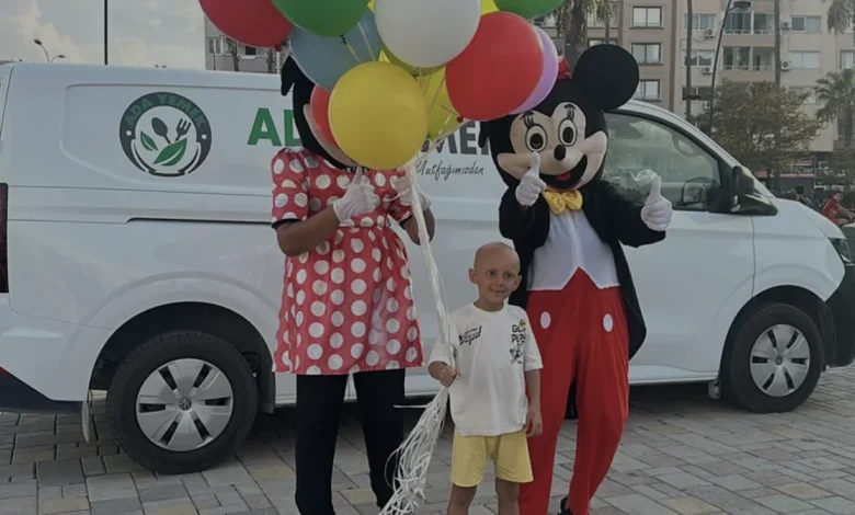 Hatay'da 7 yaşındaki Ege kanseri yenmesini balonlarla kutladı
