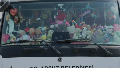 Hataylı Belediye Çalışanı Depremzede Çocukları Oyuncakla Sevindiriyor