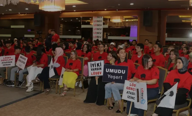 LÖSEV Adana Gençlik Buluşmasında Kanserle Mücadele Deneyimleri Paylaşıldı