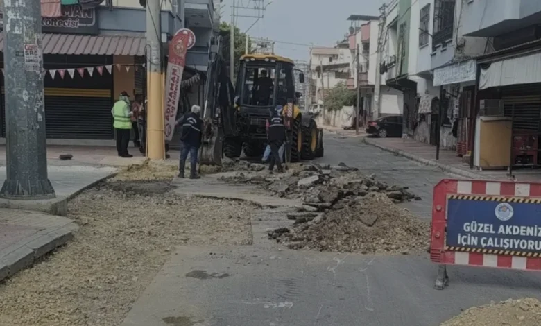 Mersin Akdeniz İlçesinde Yol Yenileme Çalışmaları Sürüyor