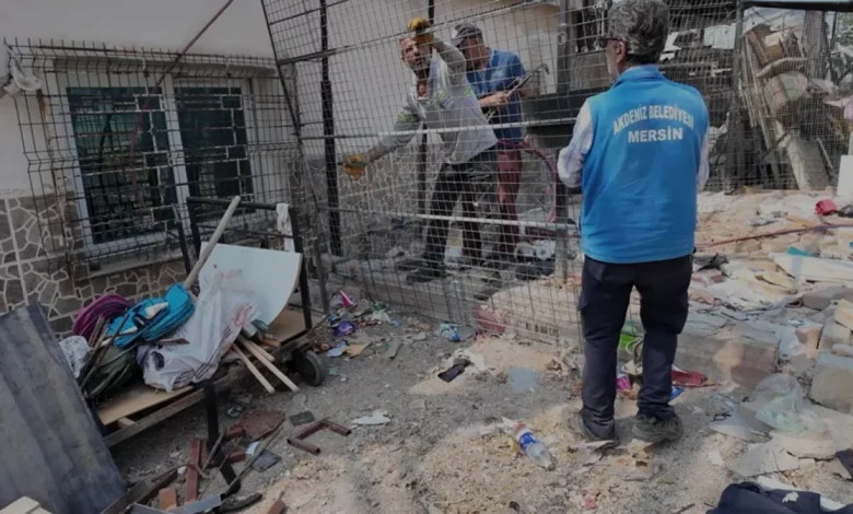 Mersin Akdeniz'de Kamu Alanını İşgal Eden Yapılara Müdahale