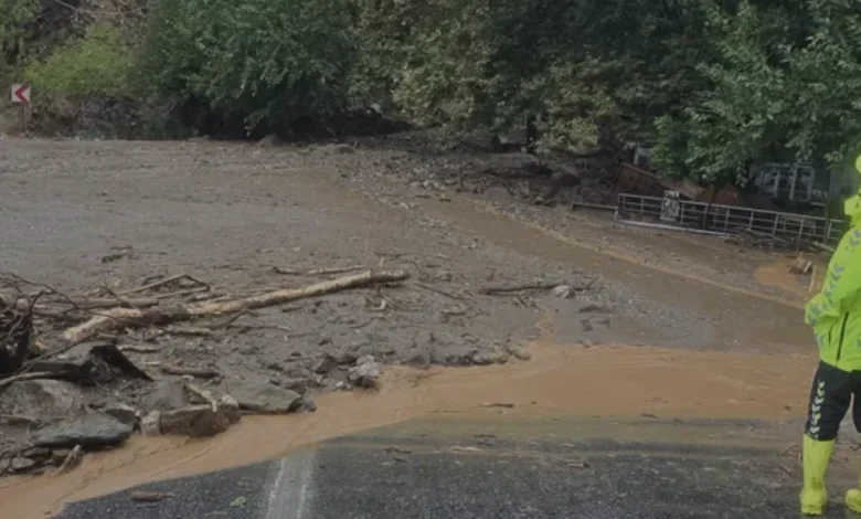 Mersin Anamur Gazipaşa kara yolu heyelan sonrası trafiğe açıldı