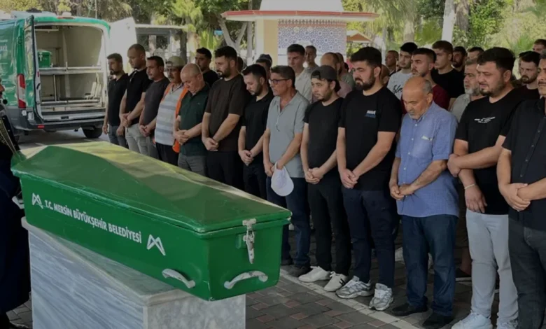 Mersin'de sulama kanalında hayatını kaybeden öğretmen defnedildi