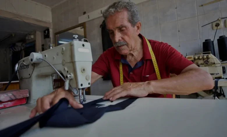 Osmaniyeli Terzi Hüsamettin Zorlu 67 Yıllık Mesleğini Sürdürüyor