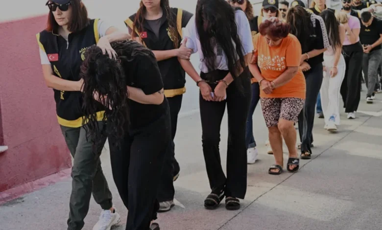 Adana Merkezli Fuhuş Operasyonunda 17 Kişi Tutuklandı