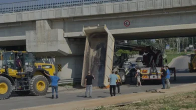 Adana Seyhan'da Açık Damperli Kamyon Köprüye Sıkıştı