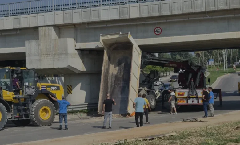 Adana Seyhan'da Açık Damperli Kamyon Köprüye Sıkıştı