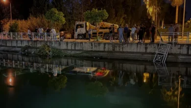 Adana Seyhan'da Sulama Kanalına Düşen Sürücüyü Vatandaşlar Kurtardı
