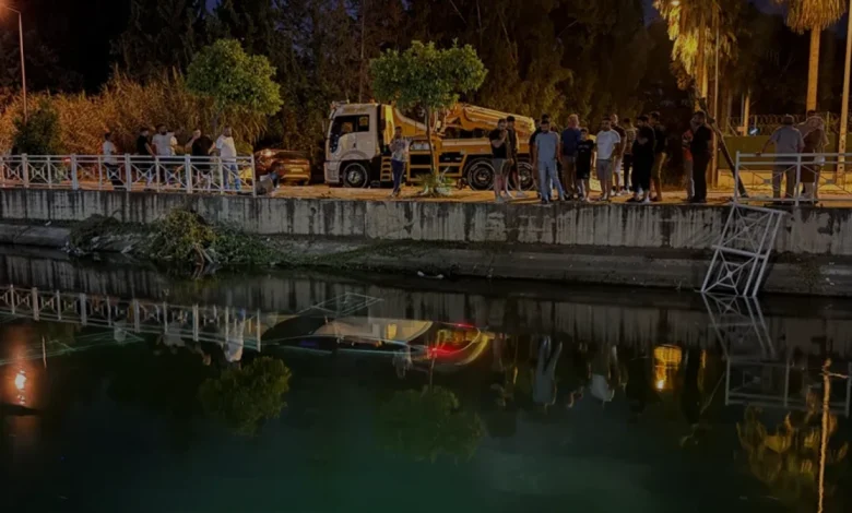 Adana Seyhan'da Sulama Kanalına Düşen Sürücüyü Vatandaşlar Kurtardı
