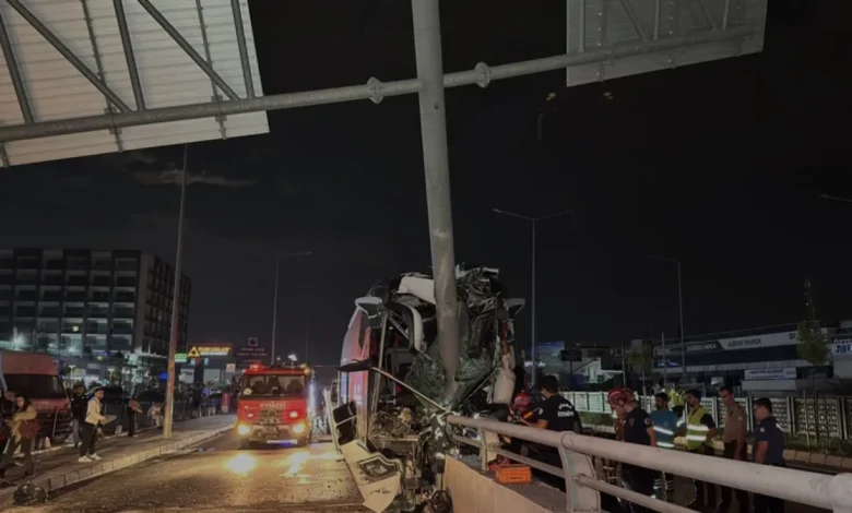 Adana'da yolcu otobüsü kazası 11 kişi yaralandı