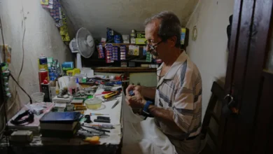 Adanalı saat ustası Sadık Tosun 57 yıldır mesleğini sürdürüyor