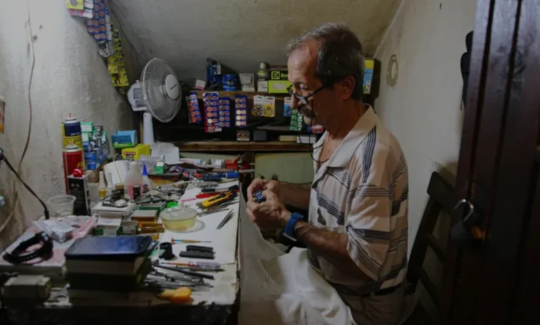 Adanalı saat ustası Sadık Tosun 57 yıldır mesleğini sürdürüyor