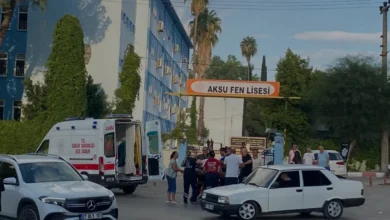 Akdeniz Üniversitesi Rektörü Özlenen Özkan kazada yaralanan gence müdahale etti