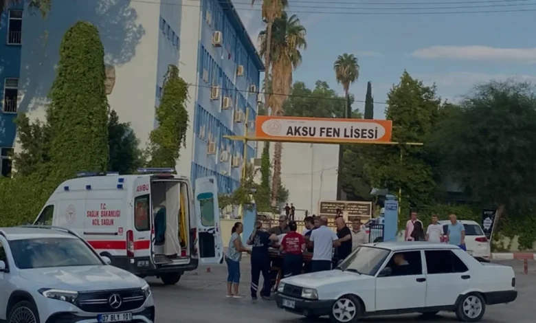 Akdeniz Üniversitesi Rektörü Özlenen Özkan kazada yaralanan gence müdahale etti