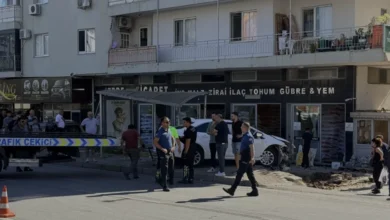 Alanyada otomobil durağa daldı 3 kişi yaralandı