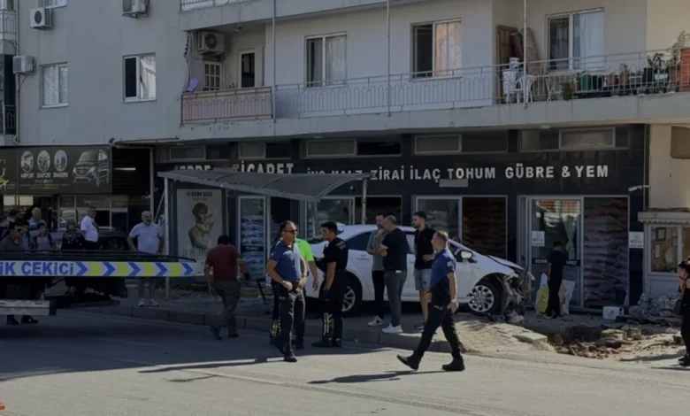 Alanyada otomobil durağa daldı 3 kişi yaralandı
