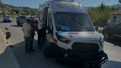 Antalya Kaş ilçesinde ambulans ve otomobil çarpıştı