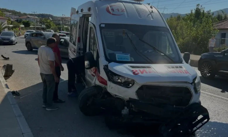 Antalya Kaş ilçesinde ambulans ve otomobil çarpıştı