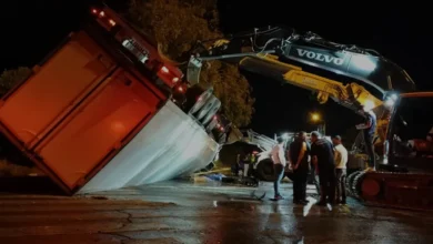 Antalya Manavgat'ta tır devrildi 2 kişi hayatını kaybetti