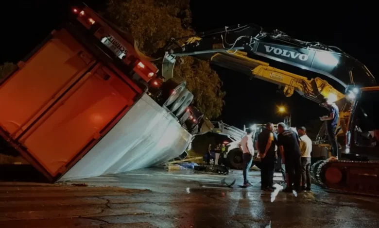 Antalya Manavgat'ta tır devrildi 2 kişi hayatını kaybetti