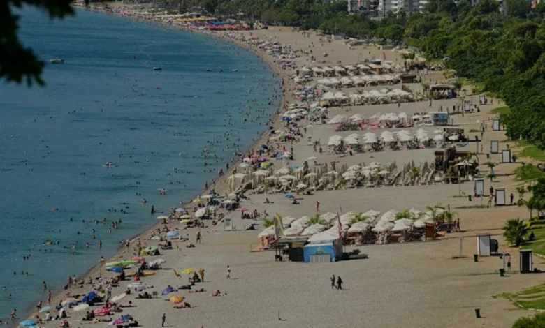 Antalya Sahillerinde Sıcak Hava Hareketliliği