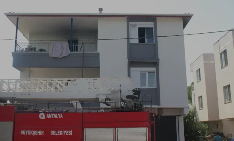 Antalya Serikte Üç Katlı Binada Yangın Paniği