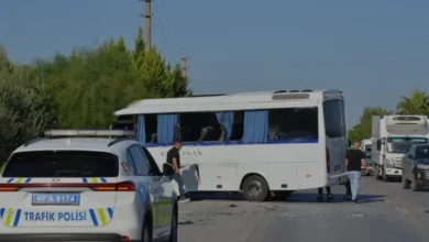 Antalyada Tur Otobüsü ve Servis Midibüsü Çarpıştı 6 Yaralı