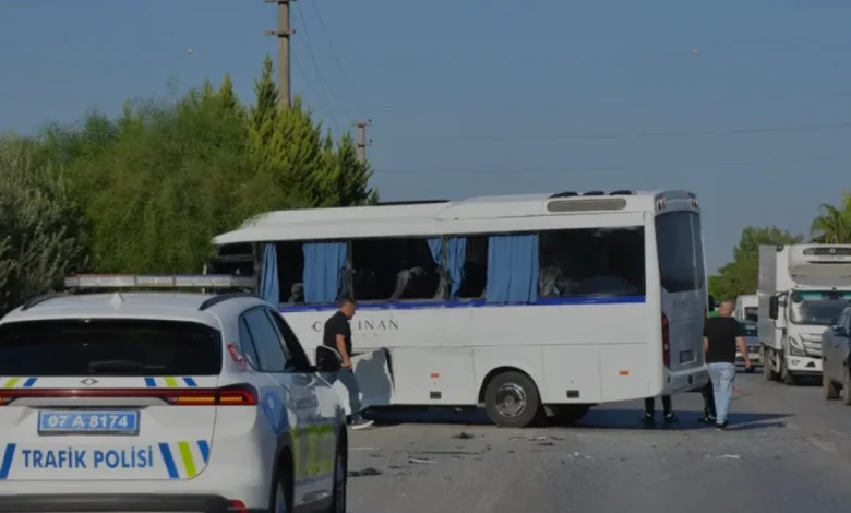 Antalyada Tur Otobüsü ve Servis Midibüsü Çarpıştı 6 Yaralı