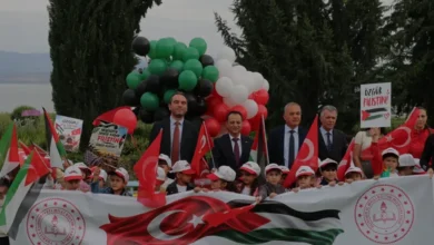 Burdur Gölü üzerinde Gazzeli çocuklar için uçurtma şenliği