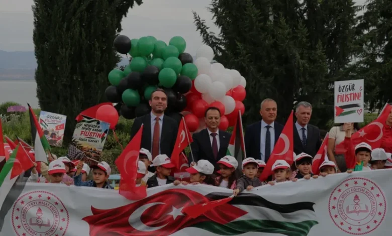 Burdur Gölü üzerinde Gazzeli çocuklar için uçurtma şenliği