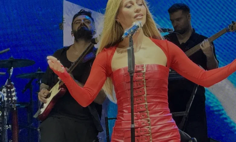 Derya Uluğ Antalya 30 Ağustos Zafer Bayramı Konserinde Sahne Aldı
