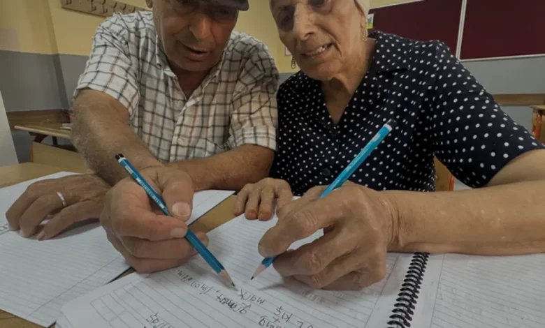 Hatayda 72 Yaşındaki Çift Okuma Yazma Hayalini Gerçekleştirdi